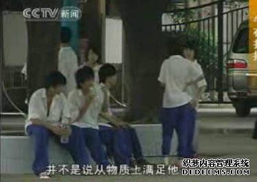 廣東中學校園暴力:一女生慘遭三女扒衣(組圖)